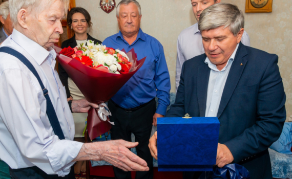 Герой соцтруда Севмаша отметил 90-летний юбилей Герой соцтруда Севмаша отметил 90-летний юбилей