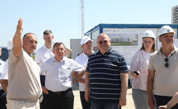 Олег Мельниченко проинспектировал стройплощадки соцобъектов в растущих микрорайонах Пензы