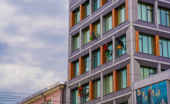 Как помыть окна снаружи даже на 5-м этаже? Для блеска стекол не нужен клининг — только 3 инструмента Как помыть окна снаружи даже на 5-м этаже? Для блеска стекол не нужен клининг — только 3 инструмента