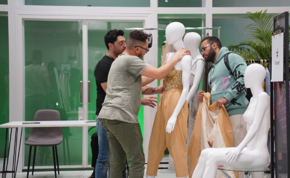 Вы всё ещё выбираете между платьем и брюками? Надевайте всё сразу — гид по модному дуэту 2026 Вы всё ещё выбираете между платьем и брюками? Надевайте всё сразу — гид по модному дуэту 2026