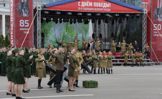 Национальностей много - народ один, заявил Миляев на Параде Победы в Туле Национальностей много - народ один, заявил Миляев на Параде Победы в Туле